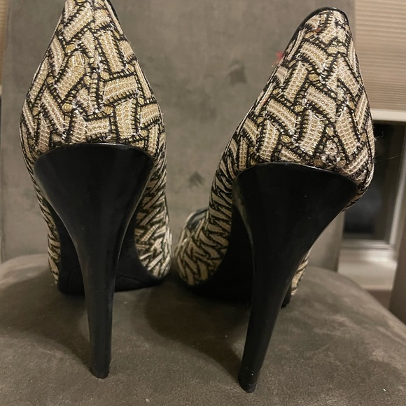 Nine West black, white, and metallic gold patterned heels - Picture 3 of 4